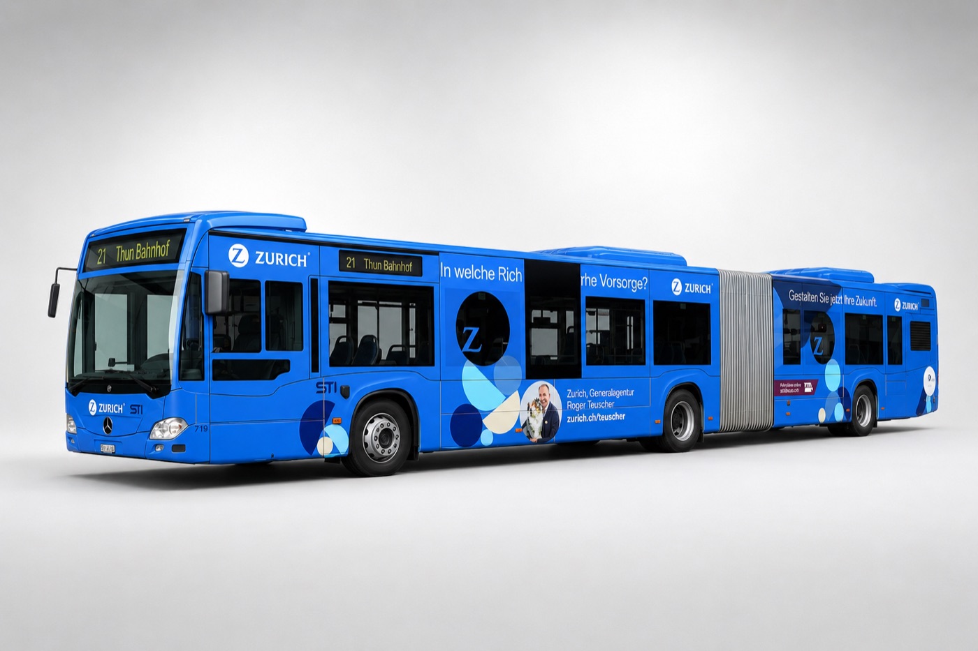 STI-Gelenkbus mit gewöhnlichem Werbeauftritt, vor der Folierung